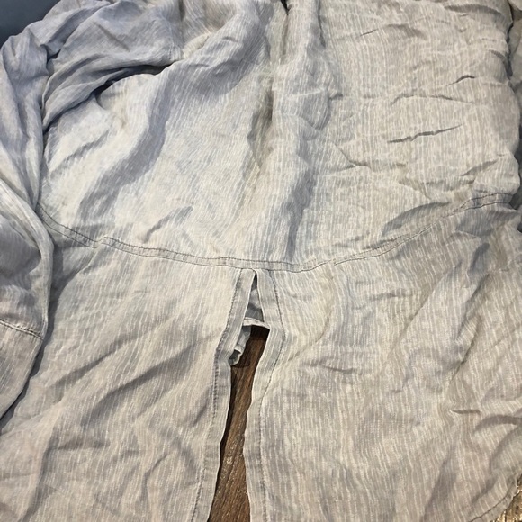 Bella Dahl split back tail shirt in gray size M ✨ - Picture 4 of 5